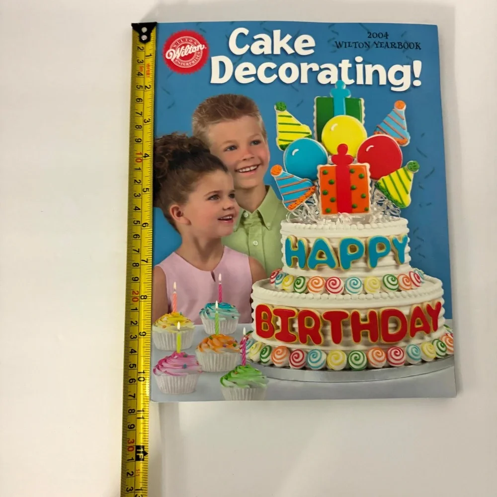 Wilton 2004 Yearbook Cake Decorating Book Birthday Wedding Cake Ideas PB